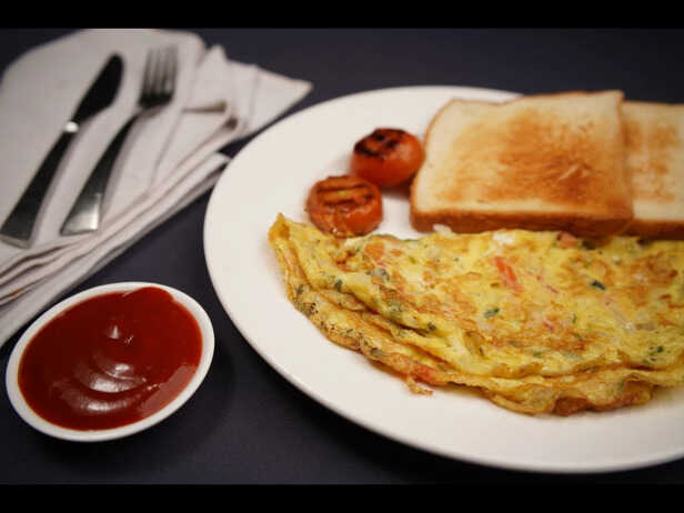 Healthy Vegetable Omelette With Whole Wheat Toast for a Satisfying Breakfast