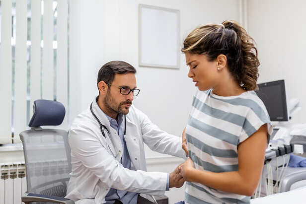 Doctor explaining kidney stone treatment to a patient