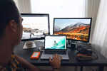 Staring Into Screens, Los