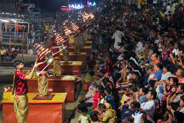 Priests perform Ganga Aar