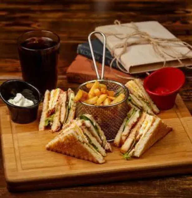 Stir-fry paneer with mixed vegetable sandwich for a nutritious meal.Food hacks every hosteller should know. (Image credit:freepik)<br><br>